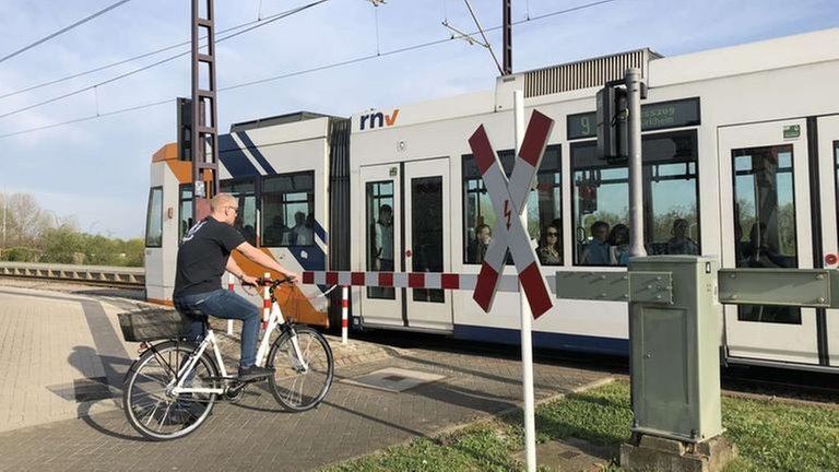 Die Bahnübergänge haben Schranken.