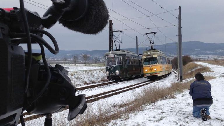 Diesmal ist es die Parallelfahrt des Triebwagens 1017 mit dem historischen Partywagen der RNV.