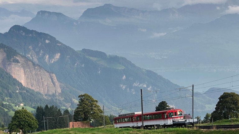 Mit der Zahnradbahn geht es auf der Südseite der Rigi in eindrucksvoller Kulisse steil bergauf. 