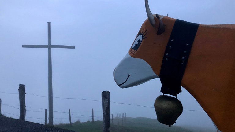 Das Gipfelkreuz der Rigi im Morgengrauen. An diesem Tag gibt es keinen Sonnenaufgang zu bewundern.