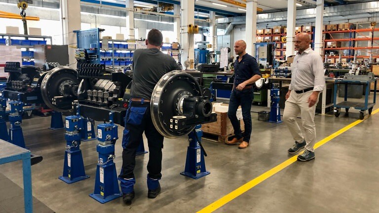 Einen ganzen Tag lang sind wir mit dem Projektleiter bei Stadler Rail und dem technischen Leiter der Rigi-Bahnen im Werk unterwegs. 