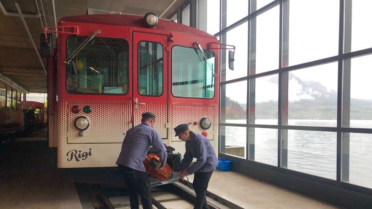 Ein „Beeri“ – so heißen die rot-weiß-gefleckten Triebwagen der Vitznau-Rigi-Bahn – wird mit einer Kupplung versehen. 