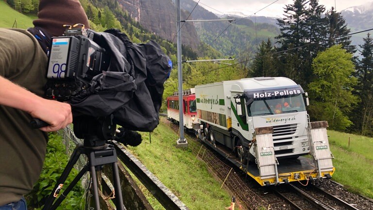 Ein „Beeri“ ist heute für den Gütertransport zuständig. Gleich den ganzen LKW und nicht nur seine Fracht bringt er nach Rigi Kaltbad. 