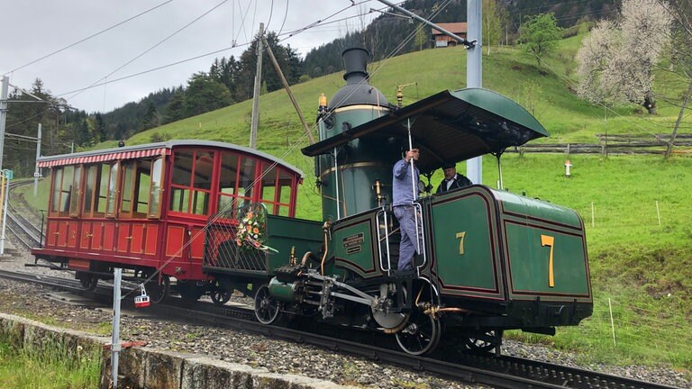 Die berühmte Rigi-Lok mit Stehkessel am Südhang der Rigi. 