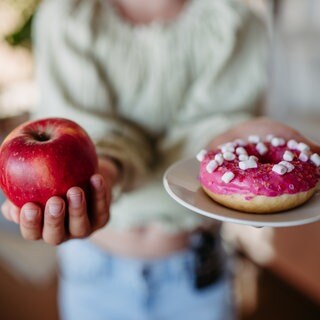 Apfel oder Donut? Blutzuckerspiegel konstant halten hilft beim Abnehmen