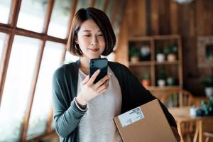 Une femme à la recherche de moyens d’enregistrer son entreprise.