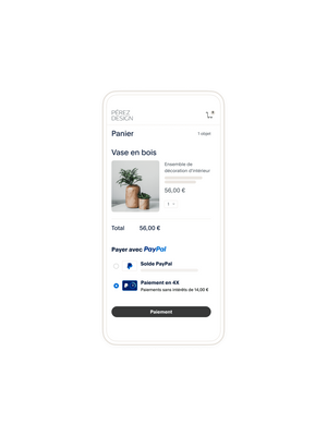 Achat d'un vase en bois sur un téléphone portable et achat d'une commode sur un ordinateur de bureau avec le Paiement en 4X sélectionné