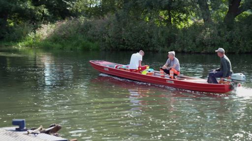 DER TAG - Spreewaldbauer Sebastian Kilka auf dem Rettungskahn mit zwei Sanitätern (Quelle: rbb)