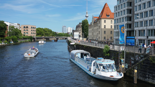 Das Fahrgastschiff "MS Kreis" wurde auf Elektroantrieb umgebaut. Ausflugsfahrten starten am Anlieger an der Friedrichsstraße. (Quelle: rbb/Justus Wilke)