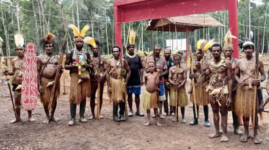 Gruppenfoto von indigenen Awyu in traditioneller Kleidung