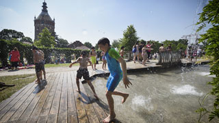 Junge luft durch einen kleinen Wasserfall