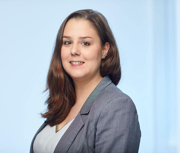 Porträtfoto von Annika Strahl. Sie trägt einen blauen Blazer und ein weißes T-Shirt.