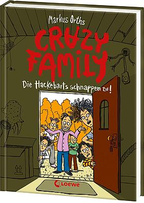 Auf dem Bild ist das Cover von Crazy Family zu sehen: Man sieht von drinnen durch eine Tür nach draußen und es steht eine Gruppe von sechs Menschen in der Tür, alle sehen sehr neugierig aus