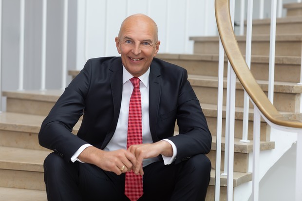 Dr. Georg Lunemann sitzend auf der Treppe im Landeshaus