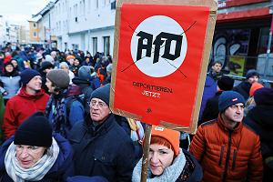 Tablica z napisem: 'Deportuj teraz AfD' na protestach przeciw rasizmowi i planom skrajnie prawicowej partii Alternatywa dla Niemiec (AfD) deportacji cudzoziemcw w Bonn, Niemcy, 21 stycznia 2024 r.