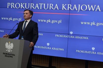 2021 r. Prokuratura Krajowa . Minister sprawiedliwoci Zbigniew Ziobro podczas konferencji prasowej