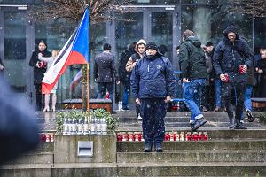 Pod rektoratem Uniwersytetu Gdaskiego zapony znicze ku pamici ofiar strzelaniny na Uniwersytecie Karola w Pradze