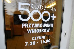 Flagowy program rzdu PiS: 500+.Na zdjciu Centrum wiadcze w Szczecinie, pierwszy dzie skadania wnioskw, 1 kwietnia 2016