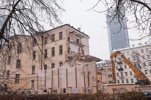 Rozbirka czci gwnego budynku dawnego Szpitala Dziecicego Bersohnw i Baumanw przy ul. Siennej 60/liskiej 51. To pocztek przebudowy szpitalnego kompleksu na siedzib Muzeum Getta Warszawskiego