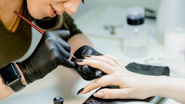 To najmodniejszy manicure w tym sezonie! Wyglda klasycznie, ale i odwanie