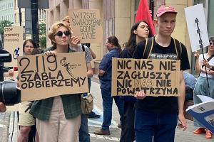 Protest osb z niepenosprawnoci i ich opiekunw pod Ministerstwem Rodziny i Polityki Spoecznej.