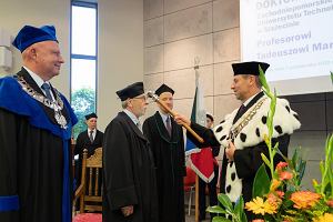 Prof. Tadeusz Markowski odbiera tytu honoris causa Zachodniopomorskiego Uniwersytetu Technologicznego. Z prawej prof. Jacek Wrbel, rektor ZUT