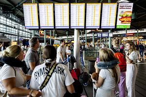 Pasaerowie na lotnisku Schiphol, na poudniowy zachd od Amsterdamu, Holandia, 19 lipca 2024 r.