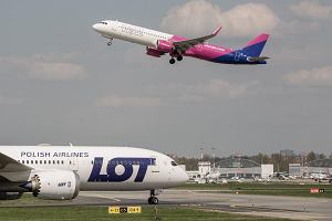 Samolot linii Wizzair startuje z Lotniska Chopina na Okciu