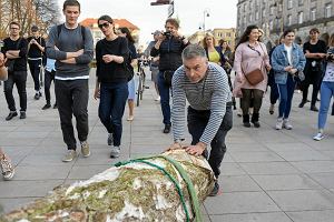 Pawe Althamer z rzeb Lecha Kaczyskiego zmierza pod Paac Prezydencki