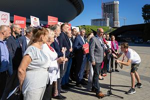 Wodzimierz Czarzasty i politycy Nowej Lewicy podczas konferencji prasowej w Katowicach