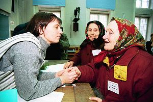 Janina Ochojska i Polacy z Kazachstanu podczas II pielgrzymki do Polski w okresie Boego Narodzenia. 23.12.1996, Warszawa