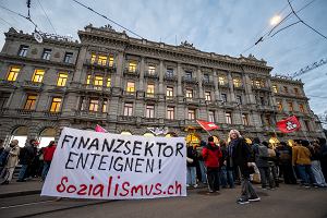 Demonstracja Modych Socjalistw Szwajcarii (JUSO) przed siedzib banku Credit Suisse w Zurichu po ogoszeniu przejcia banku Credit Suisse przez szwajcarskiego giganta finansowego UBS, 20 marca 2023 r.