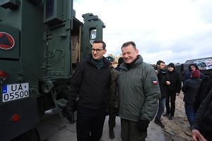 Premier rzdu PiS Mateusz Morawiecki i 'jego' minister obrony Mariusz Baszczak podczas szkolenia wojskowego 'Trenuj z NATO' w Warszawskiej Brygadzie Pancernej. Wesoa, 12 marca 2023 r.