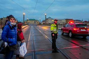 Policjan zabezpiecza ulic po strzelaninie w centrum Pragi, Czechy, czwartek, 21 grudnia 2023 r.