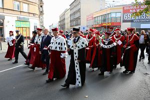 'Spacerek na Uniwerek', wsplny marsz szczeciskich uczelni przez Szczecin. Na czele rektorzy i prezydent Piotr Krzystek. 1 padziernika 2023