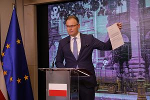 Arkadiusz Mularczyk podczas konferencji prasowej, na ktrej zaprezentowano raport o stratach Polski w efekcie okupacji niemieckiej w czasie II wojny wiatowej i odpowiedzi Niemiec na not dyplomatyczn Polski o odszkodowaniu za straty, Warszawa, stycze 2023 r.