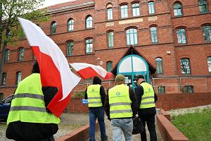 Rolnicy wchodz do Sdu Okrgowego w sprawie dotyczcej blokady drogi S3. W pitek niekorzystn dla nich decyzj utrzyma Sd Apelacyjny