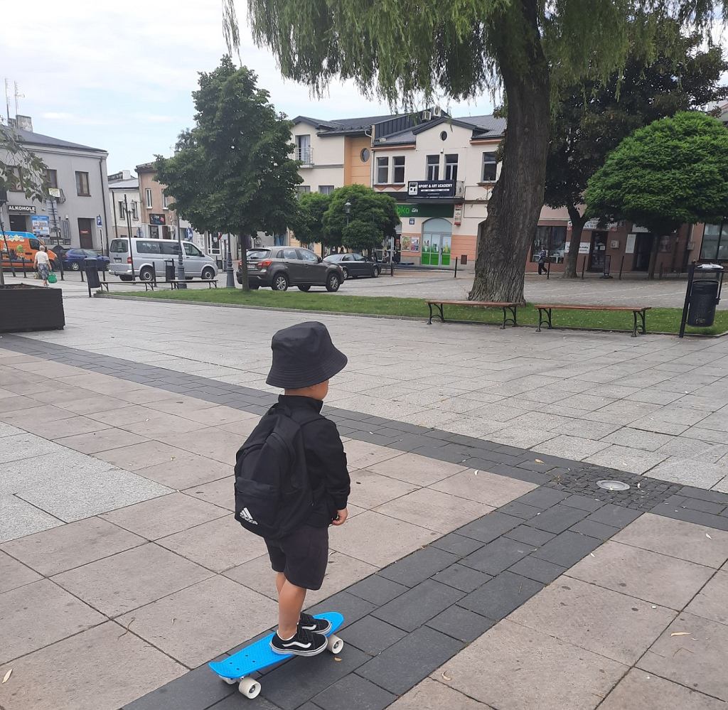 Sta - jak swoim rwienicy - uwielbia sporty. Jedzi na deskorolce i rowerze