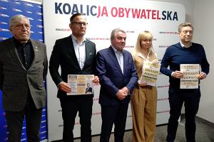 Zbieranie podpisw pod obywatelskim projektem ustawy o finansowaniu in vitro przez pastwo to inicjatywa PO (od prawej pose Mariusz Witczak, Agnieszka widerska, senator Janusz Pcherz i radny Marcin Maecki). W Kaliszu parti wspiera KOD (Maciej Witczak, od lewej)