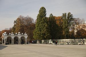 Na zdjciu zachodnia strona pl. Pisudskiego z Grobem Nieznanego onierza i otoczonym parkanem miejscem po jednym ze skrzyde Paacu Saskiego. Grujcy nad nimi db kolumnowy jest jednym z drzew przeznaczonych do przesadzenia