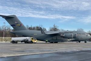 Ogromny amerykaski transportowy samolot wojskowy Boeing C-17 Globemaster wyldowa na wrocawskim lotnisku