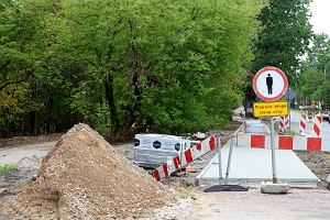 Budowa drogi rowerowej (z lewej) i chodnika wzdu ul. Mrwczej na wysokoci lasku midzy Radoci a Midzylesiem w Wawrze