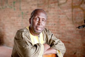 Kenijski pisarz Ngugi wa Thiong'o. Mediolan, wrzesie 2012 r.