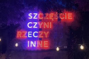 Neon Kamila Kuskowskiego tworzcy napis ''Szczcie czyni rzeczy inne'' zawierajcy nazw ''Szczecin''