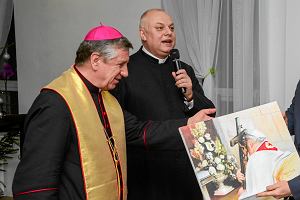 Abp Andrzej Dziga (z lewej) i ks. Andrzej Dymer w 2015 r.