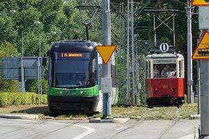 Tramwaj typu N na linii 0 na al. Wojska Polskiego. Mija si ze wspczesnym Swingiem