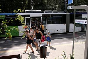 Tramwaj linii 3 na nowej ul. Arkoskiej. Przystanek 'Midzyparkowa' (czytaj: Arkonka)