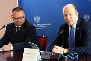 Wojewoda mazowiecki Konstanty Radziwi (p) i wojewdzki inspektor sanitarny Krzysztof Skrczewski (l) podczas konferencji prasowej dot. epidemii koronawirusa w Polsce. Warszawa, 9 marca 2020