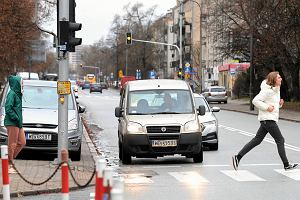 Skrzyowanie ul. eromskiego i Makuszyskiego na Bielanach z bardzo krtkim czasem zielonego wiata dla pieszych