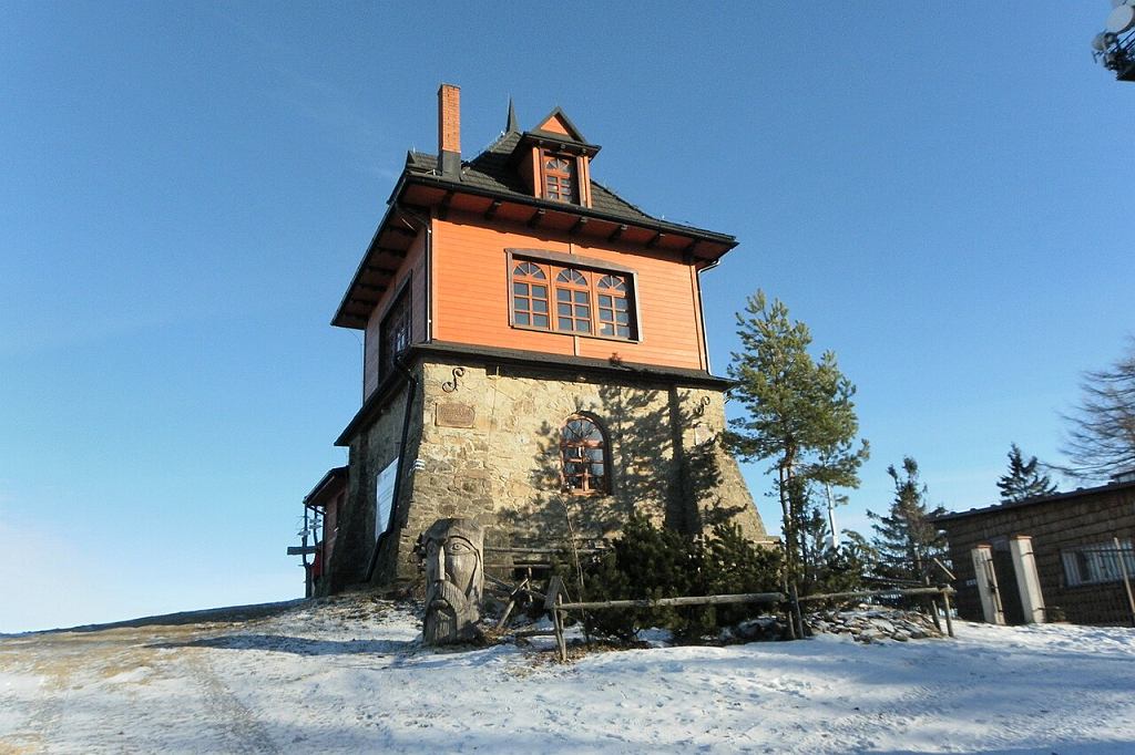 Schronisko na Luboniu Wielkim potocznie nazywane jest chatk Baby Jagi